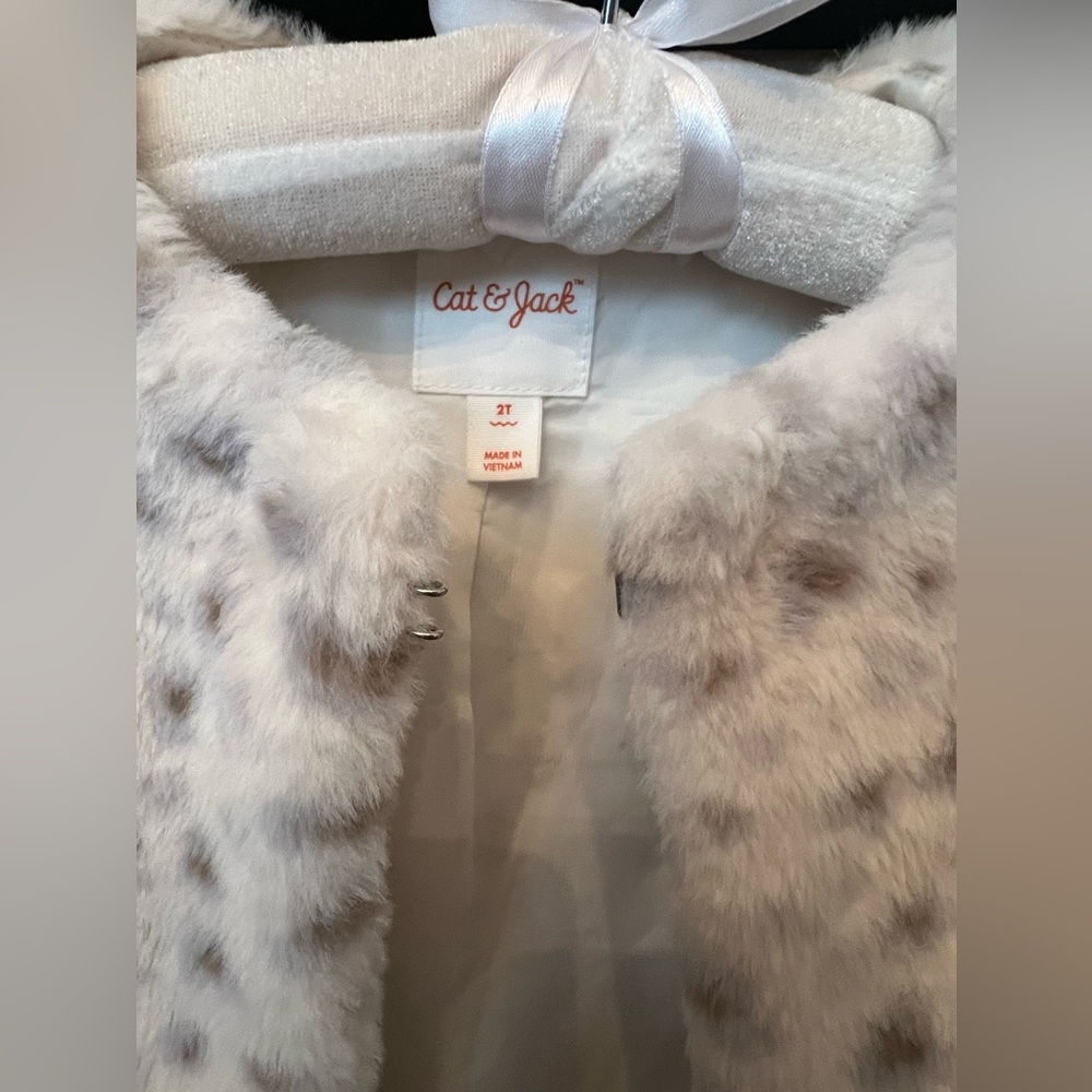 Cat & Jack Girls Leopard Faux Fur Vest- cream with tan & gray leopard spots - Picture 3 of 3